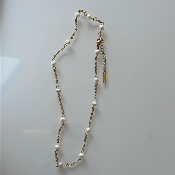 Elegant Gold and Pearl Necklace - Picture 2 of 10
